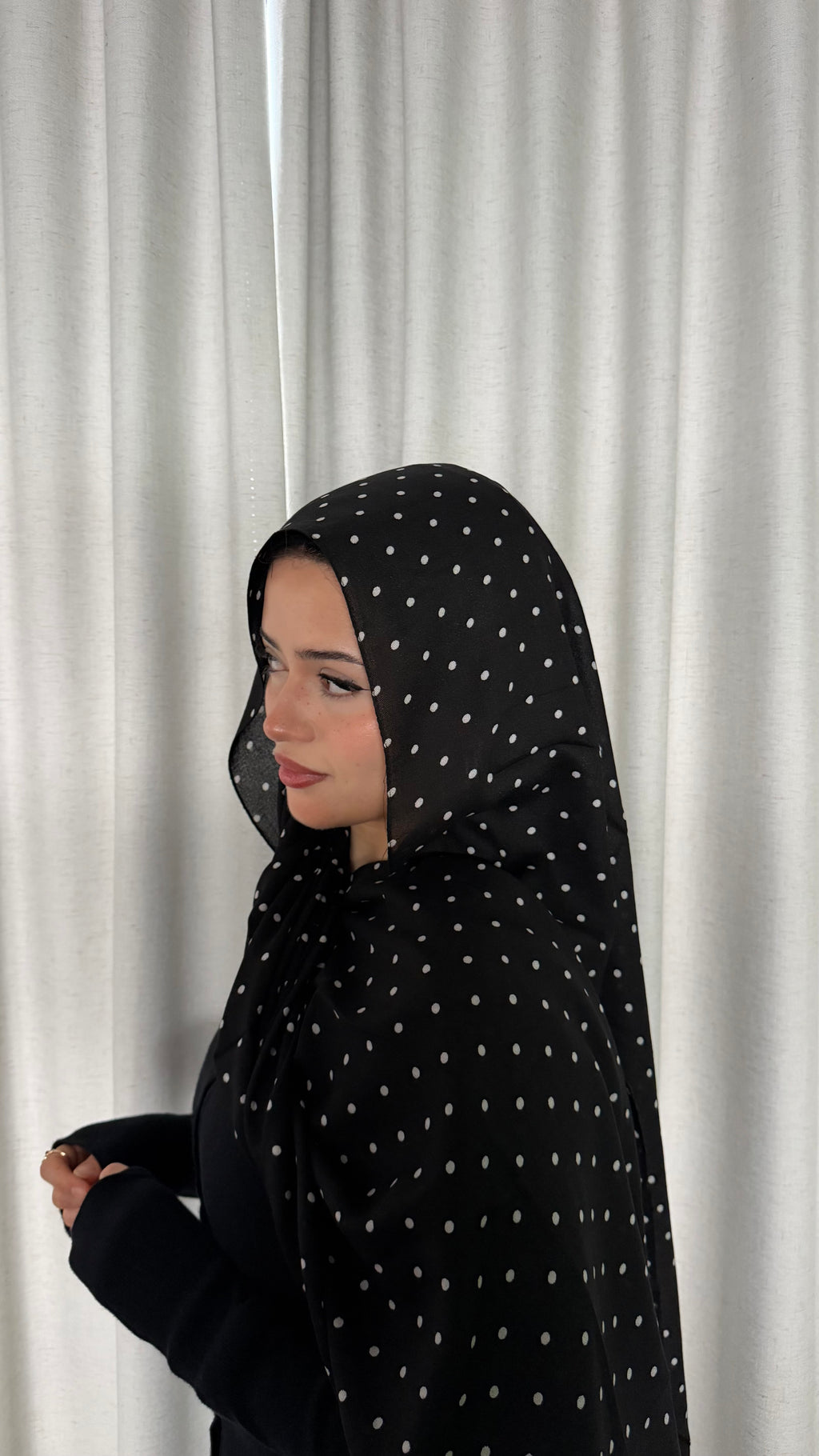 Modal shade "Black Polka Dot"